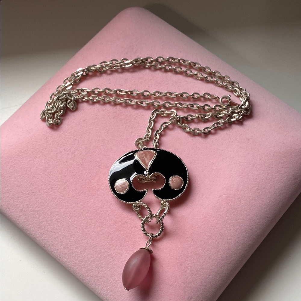 Chic Black and Pink Pendant Necklace. GUC.